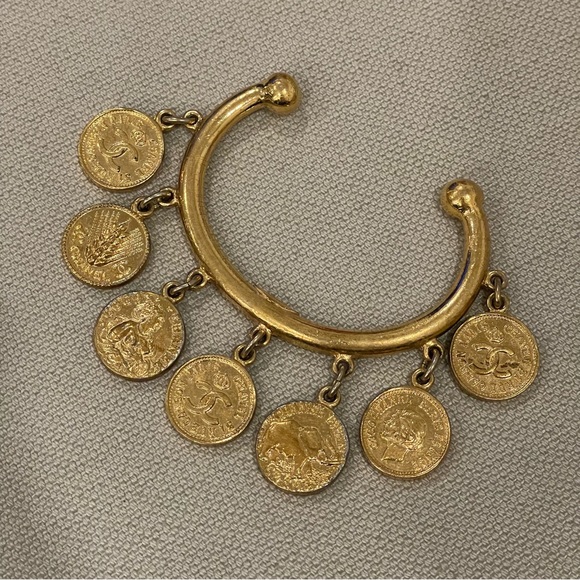 ❤️CHANEL❤️Vintage Medallion Cuff - Picture 5 of 16